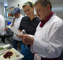  Kursleiterin Rike Schindler erläutert Betriebsküchenleiter Udo Fischer, worauf bei dem vegetarischen Rezept zu achten ist. Foto: Dorfner Catering
